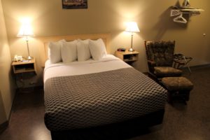 STANDARD QUEEN Single Room with 1 Queen Bed (on LaCreteInn&Suites.ca)