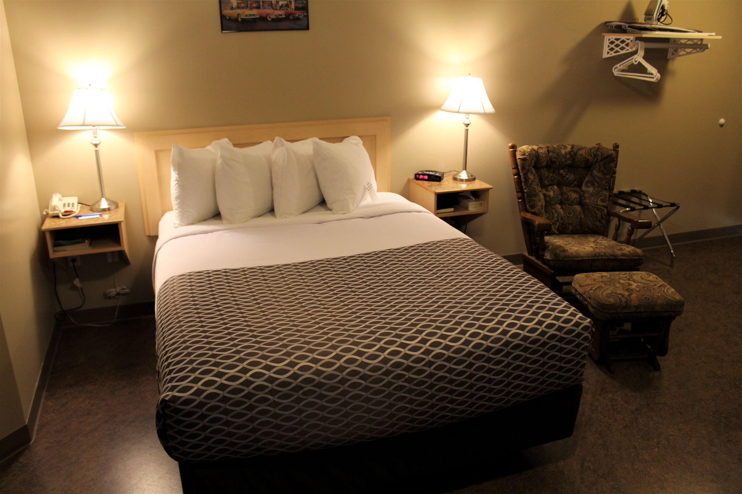 STANDARD QUEEN Single Room with 1 Queen Bed (on LaCreteInn&Suites.ca)