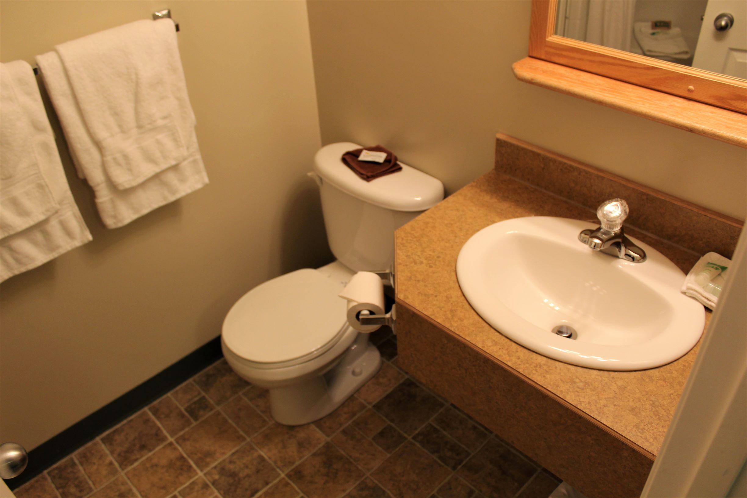 JACUZZI SUITE - Single Room with 1 Queen Bed (on LaCreteInn&Suites.ca)