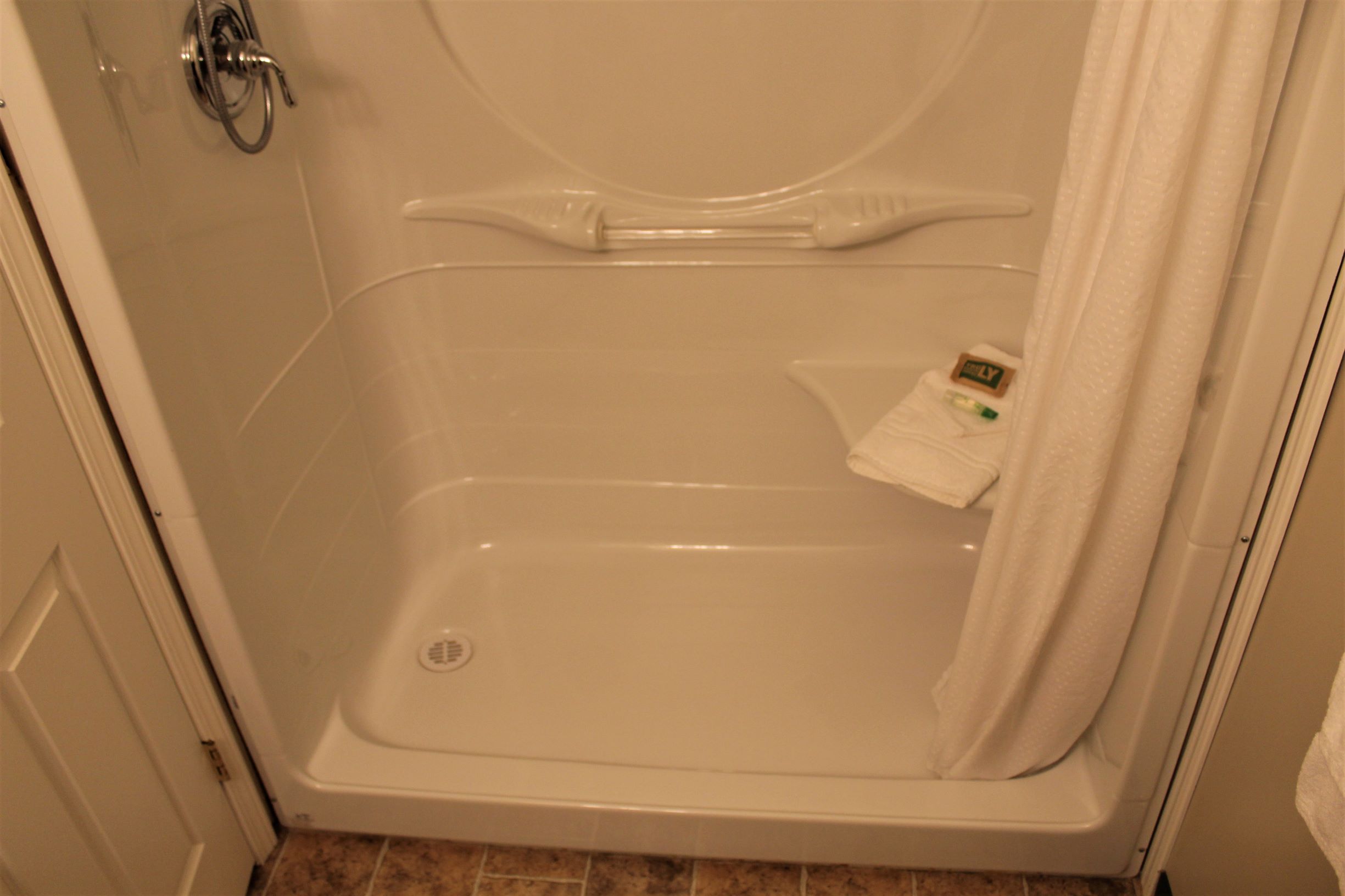 JACUZZI SUITE - Single Room with 1 Queen Bed (on LaCreteInn&Suites.ca)