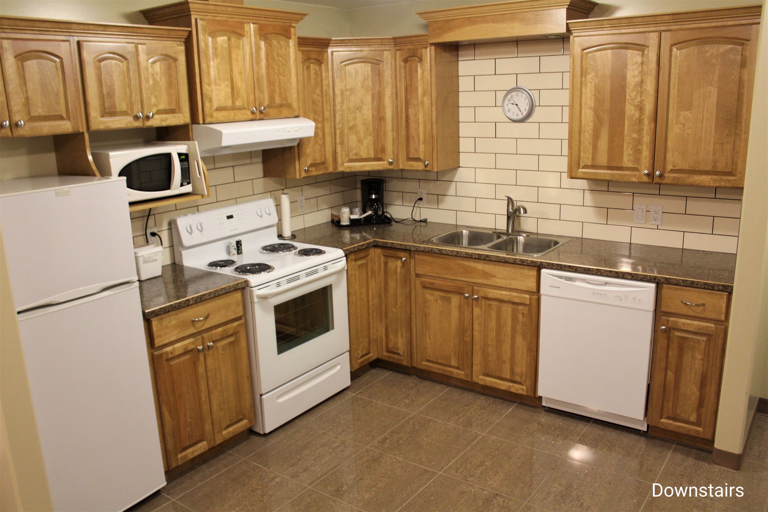 EXECUTIVE SUITE - Single Room with 1 Queen Bed (on LaCreteInn&Suites.ca)