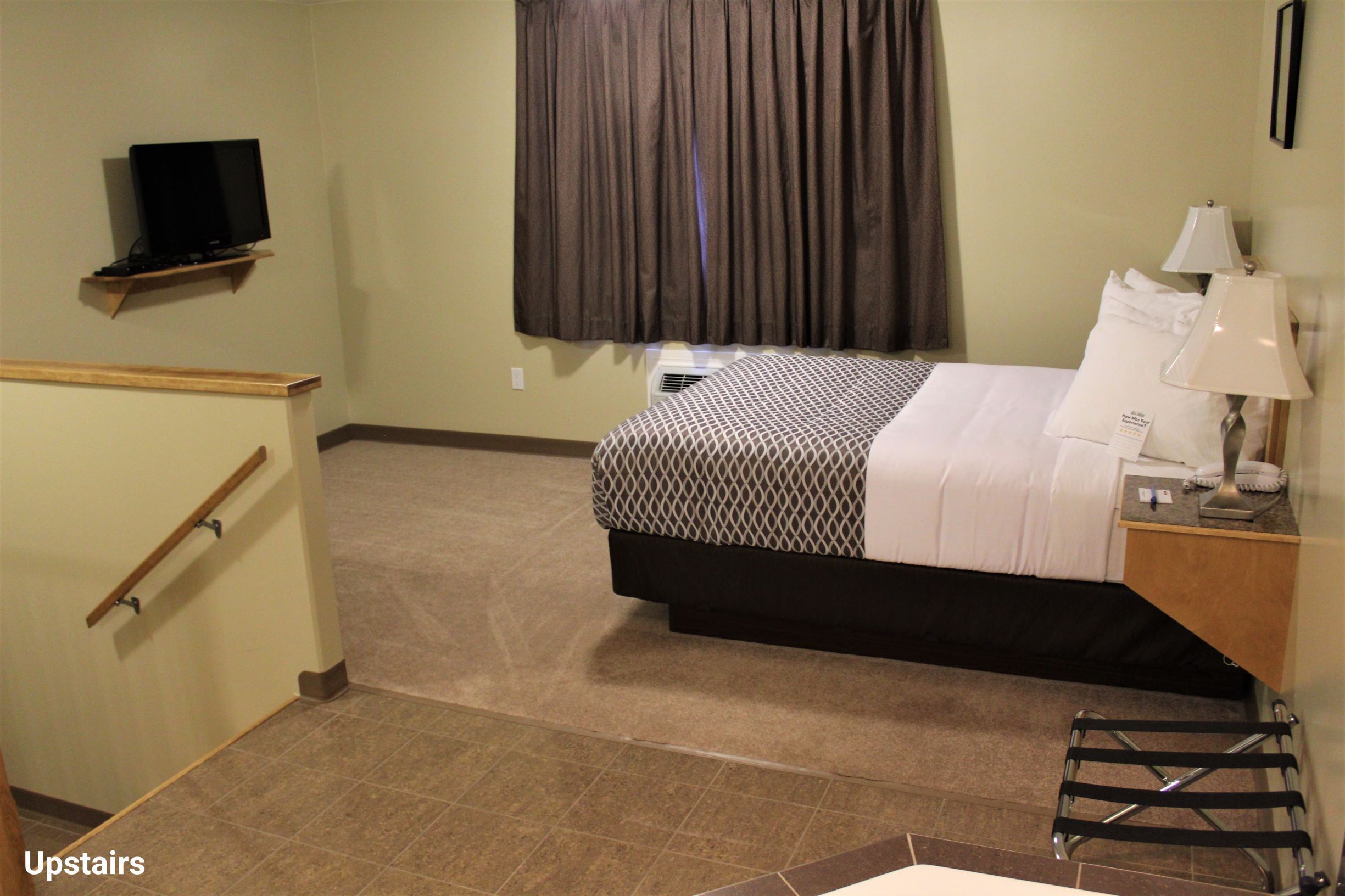 EXECUTIVE SUITE - Single Room with 1 Queen Bed (on LaCreteInn&Suites.ca)