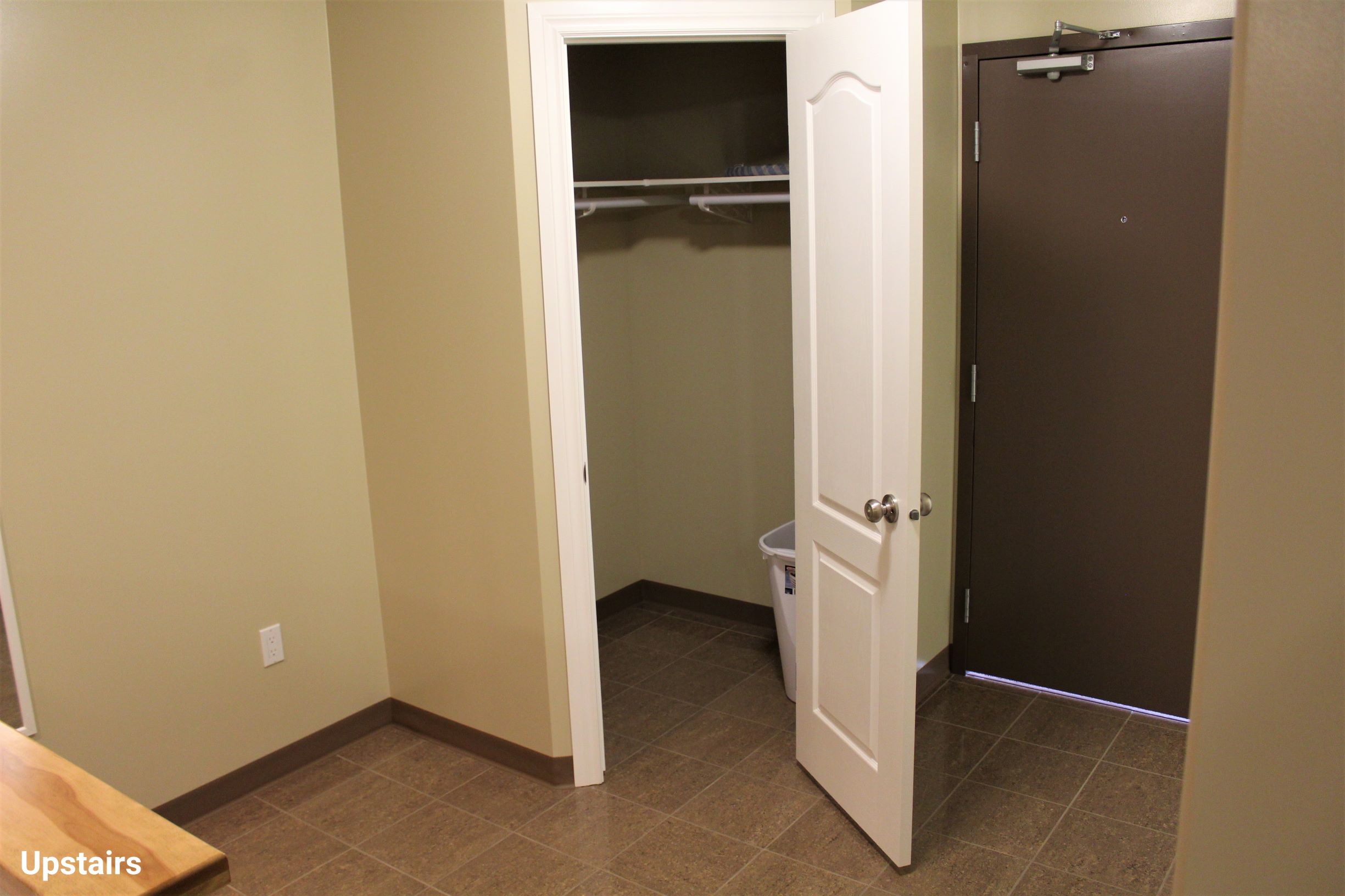 EXECUTIVE SUITE - Single Room with 1 Queen Bed (on LaCreteInn&Suites.ca)
