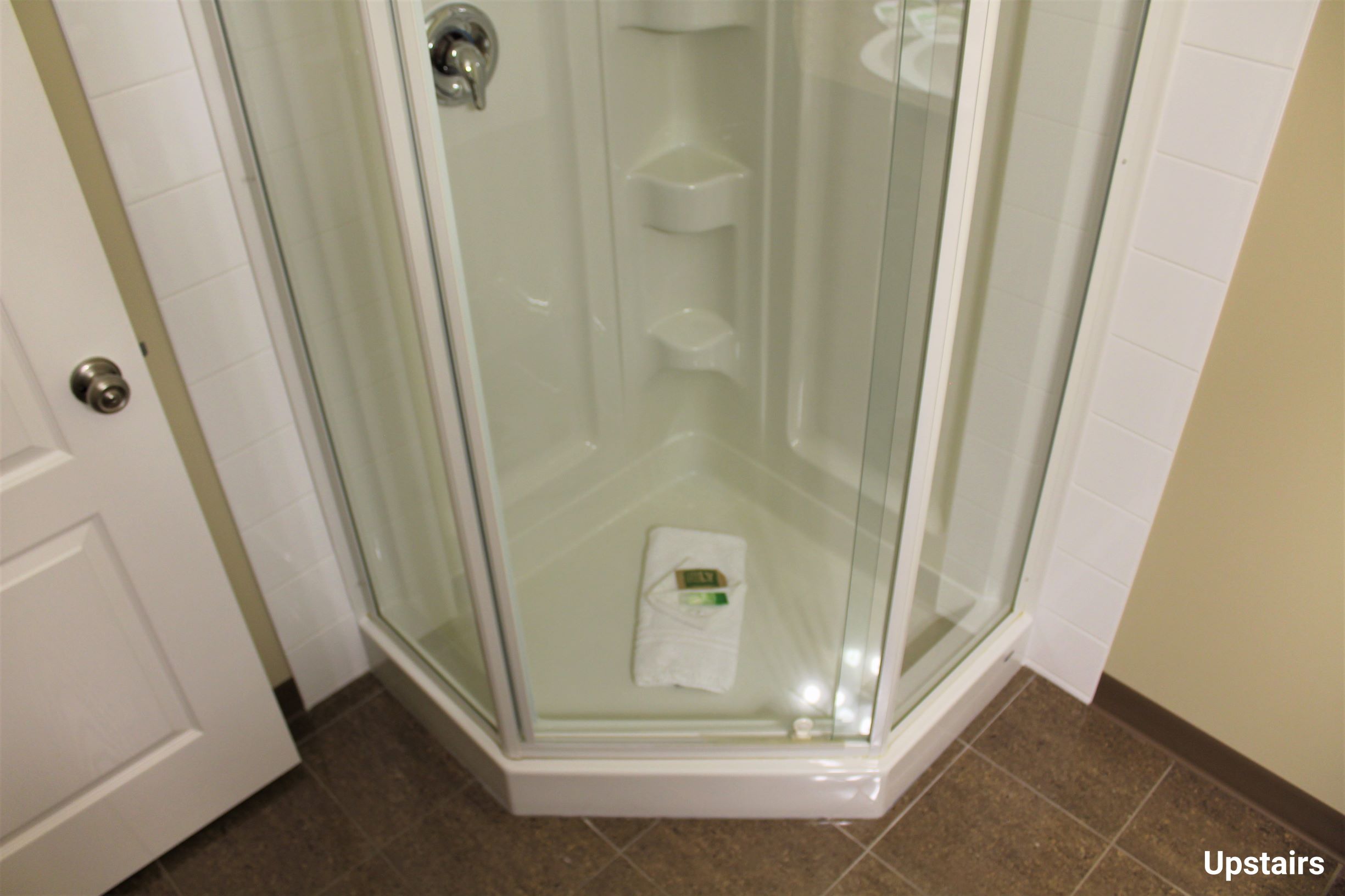 EXECUTIVE SUITE - Single Room with 1 Queen Bed (on LaCreteInn&Suites.ca)