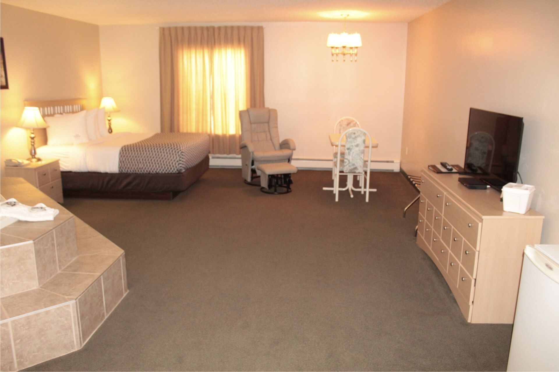 JACUZZI SUITE - Single Room with 1 Queen Bed (on LaCreteInn&Suites.ca)