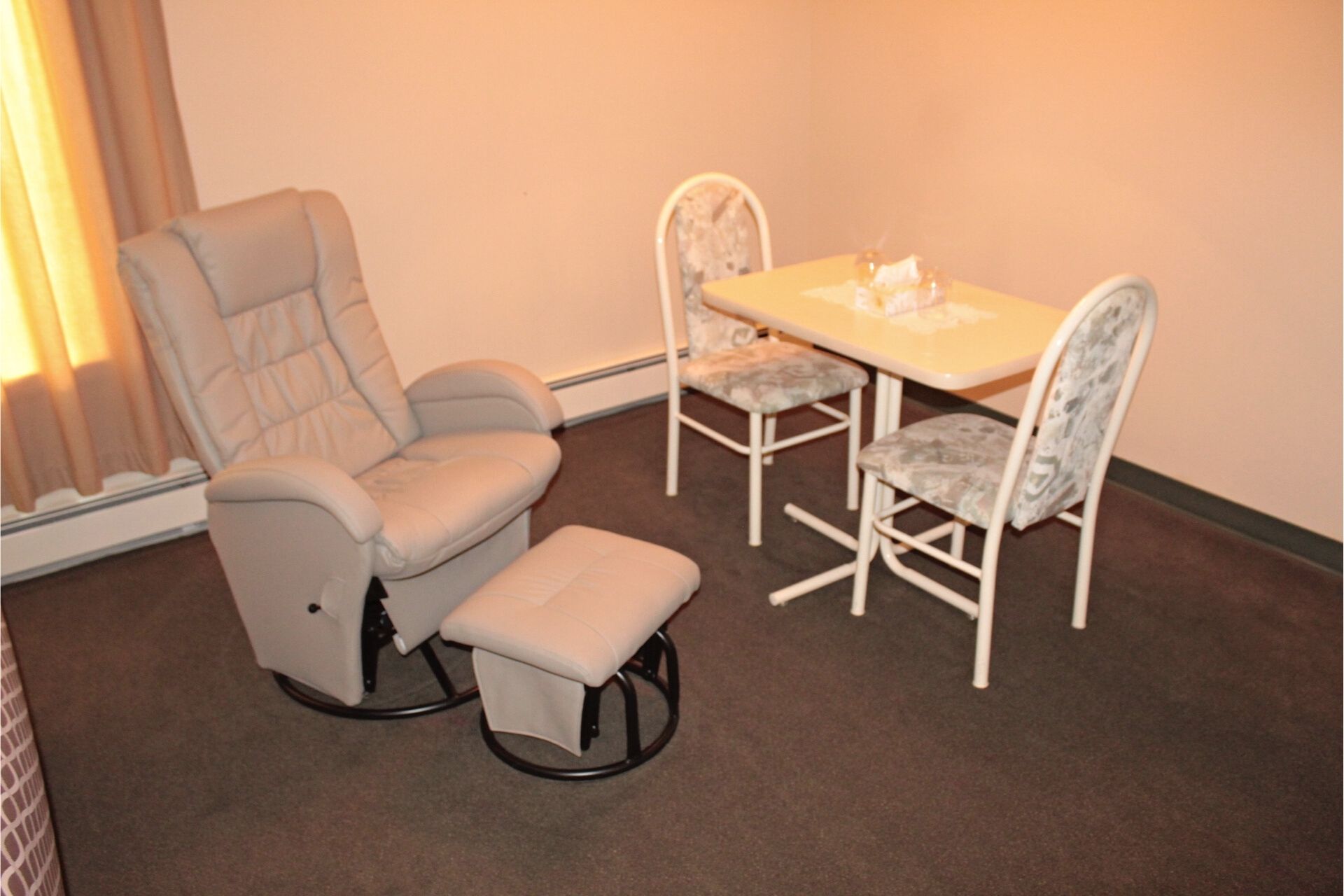 JACUZZI SUITE - Single Room with 1 Queen Bed (on LaCreteInn&Suites.ca)