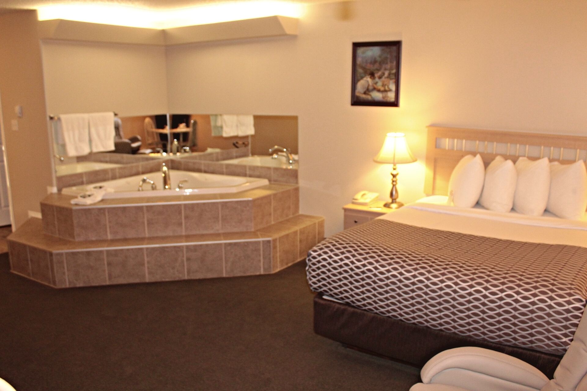 JACUZZI SUITE - Single Room with 1 Queen Bed (on LaCreteInn&Suites.ca)