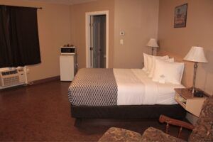 STANDARD QUEEN Single Room with 1 Queen Bed (on LaCreteInn&Suites.ca)