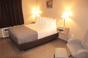 STANDARD QUEEN W/ KITCHENETTE - Single Room with 1 Queen Bed & Kitchenette (on LaCreteInn&Suites.ca)