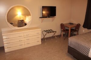 STANDARD QUEEN W/ KITCHENETTE - Single Room with 1 Queen Bed & Kitchenette (on LaCreteInn&Suites.ca)