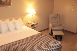 STANDARD QUEEN W/ KITCHENETTE - Single Room with 1 Queen Bed & Kitchenette (on LaCreteInn&Suites.ca)